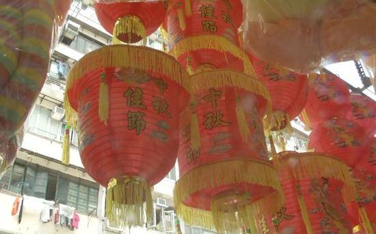 福荣街挂出的经典样式灯笼。