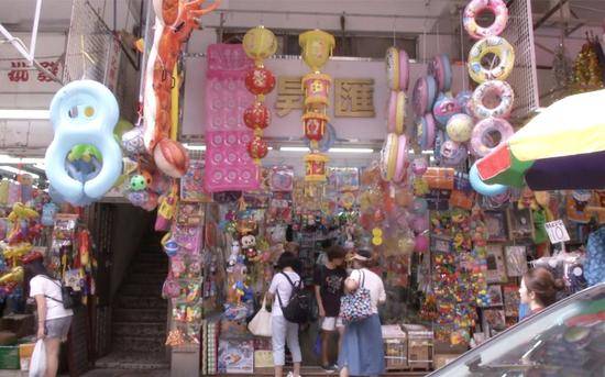 9月13日下午，福荣街多家店铺挂出灯笼销售。
