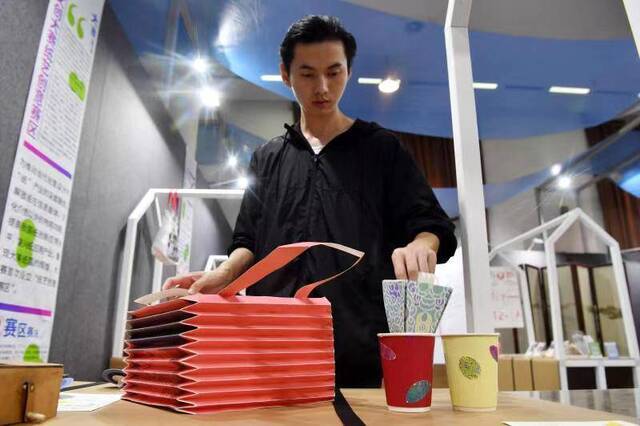 北京设计博览会体验纸餐具、棋具