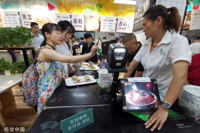 设“一人食”餐位，高校食堂也可以玩出“花”来