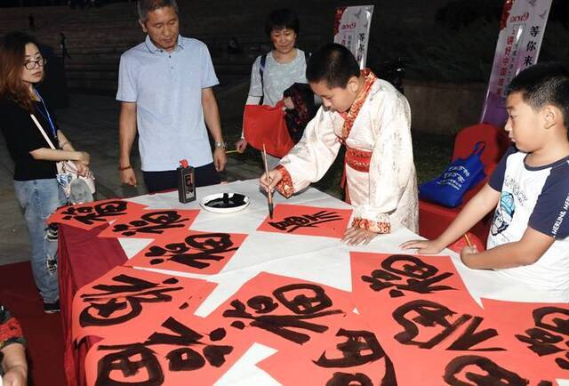 平谷千人“赏月会”看非遗吃月饼组图