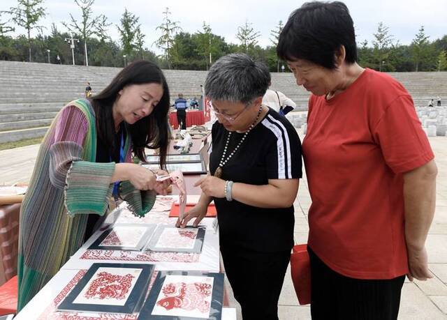 平谷千人“赏月会”看非遗吃月饼组图