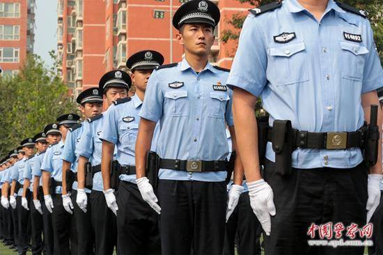 启动仪式现场，佩带新型单警装备的民警整齐列队。陈路坤摄