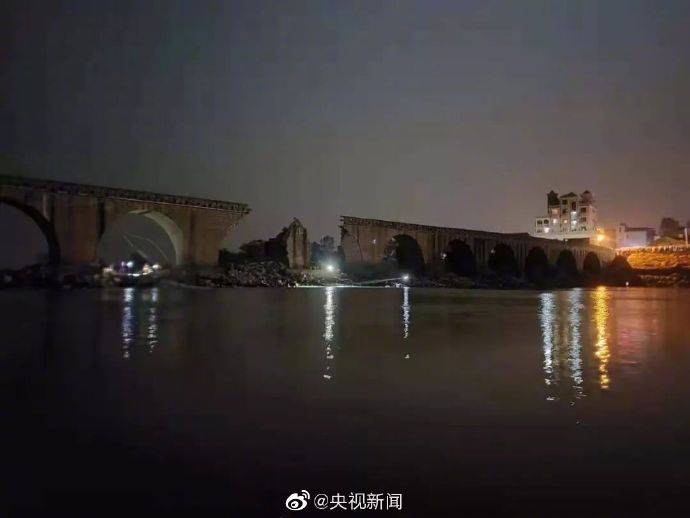 江西永丰县恩江古桥坍塌 已造成1人死亡2人受伤