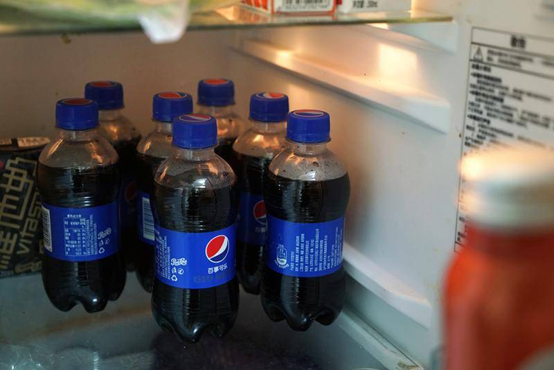 冰箱里排列的可乐