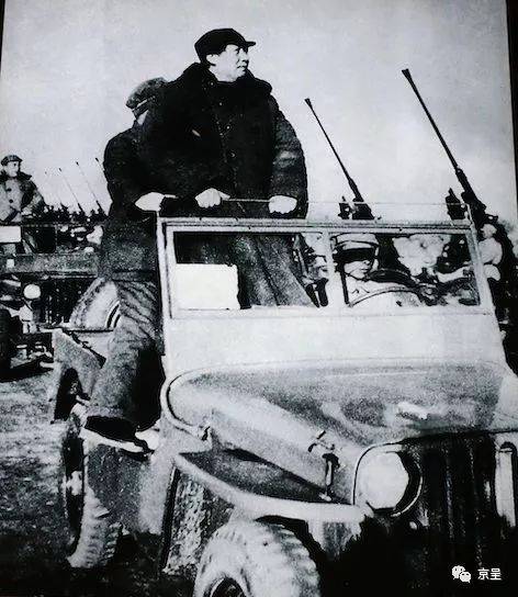 △1949年3月25日，毛主席在一辆敞篷的吉普车上检阅解放军部队。