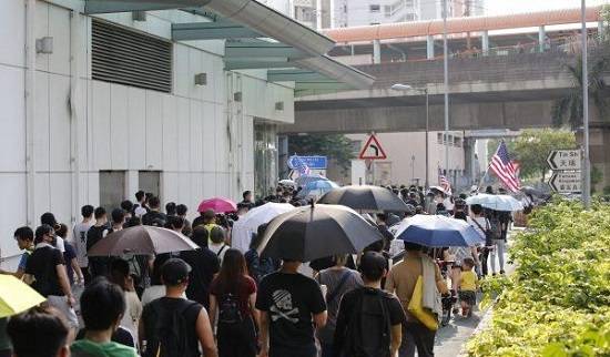 天水围多处示威者聚集 香港警方举蓝旗警告
