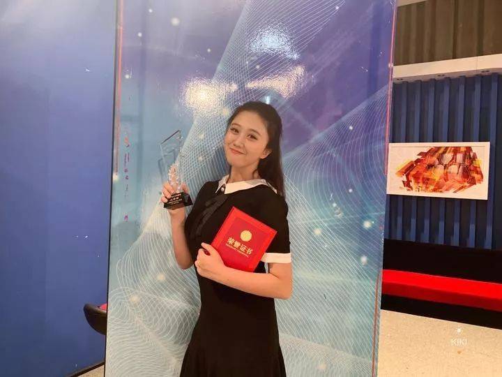 100秒 女大学生机场救下一条命(图)