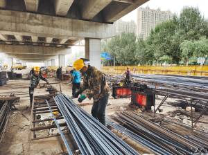 中秋节城市建设者和守护者坚守岗位保障社会发展和节日平安