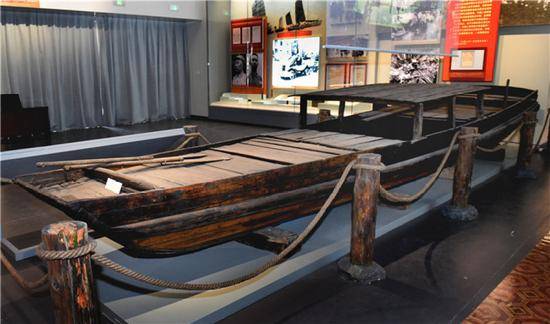 这是香山革命纪念馆中，《为新中国奠基——中共中央在香山》主题展览展出的人民解放军渡江战役使用的同型木船（9月7日摄）。新华社发（任超摄）