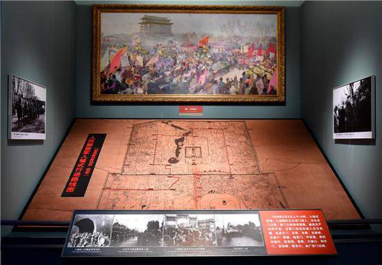 这是香山革命纪念馆中，《为新中国奠基——中共中央在香山》主题展览中所展示的《人民解放军入城式行进路线图》（中）等展品（9月7日摄）。新华社发（任超摄）