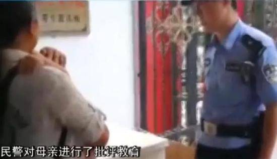 女童探出18楼窗外妈妈却不让撬锁？民警怒了