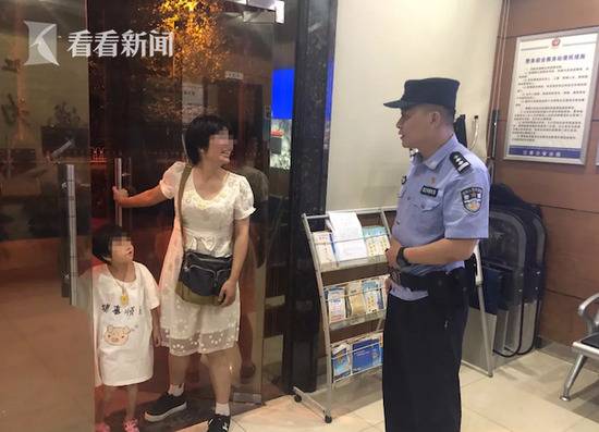 女童探出18楼窗外 妈妈却拦着民警说：别砸门锁