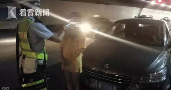 女子酒驾送朋友被查 车上三男子打车“无情”离开