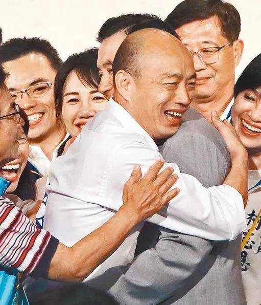 国民党2020参选人韩国瑜（左）15日出席台商秋节联谊会，与前台湾地区领导人马英九（右）终于再相遇，韩国瑜除了与马英九握手之外，两人也热情拥抱。（郑任南摄）图片来源：台湾《中时电子报》