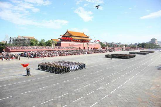 2009年10月1日，首都各界庆祝中华人民共和国成立60周年大会在北京天安门广场隆重举行。这是国庆阅兵分列式中，三军仪仗队护卫着中国人民解放军军旗率先通过天安门广场。新华社记者王建民摄