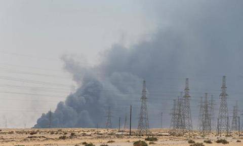  9月14日，位于沙特布盖格的沙特阿美公司石油设施起火后冒出浓烟。（图片来源：新华社）