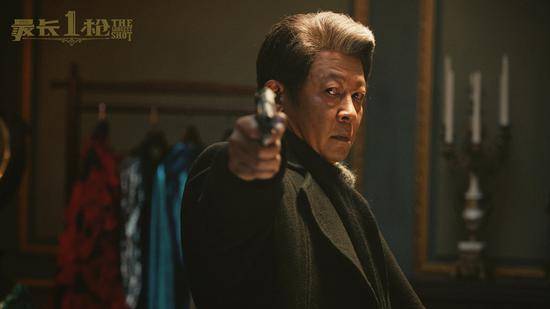 电影《最长一枪》中，王志文饰演了一个老谋深算的杀手