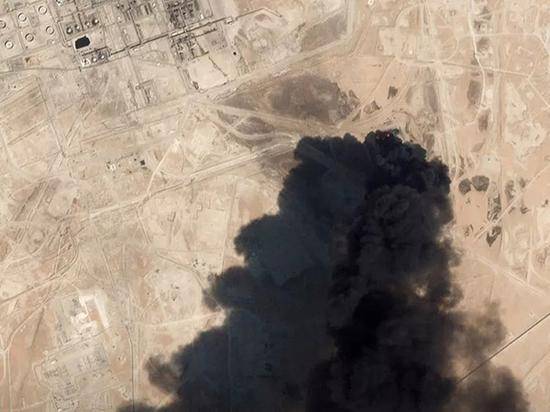 9月14日，一张卫星图显示沙特阿美重要的石油设施Abqaiq遭遇袭击，浓烟滚滚。来源：路透社