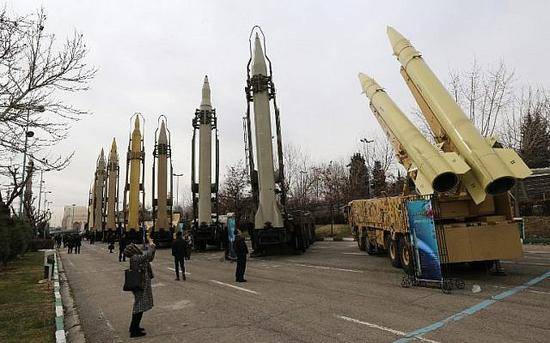 伊朗展示多种导弹武器装备