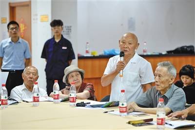 8月23日，外交部街社区，市人大代表宣讲“垃圾分类”及意见征求会现场，社区代表们发表意见建议。摄影/新京报记者郑新洽