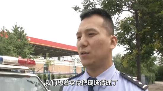 交警用路边积水洗手意外走红 照片背后竟是这样