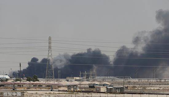 9月14日，沙特阿美的部分设施遇袭后，现场浓烟滚滚图自视觉中国