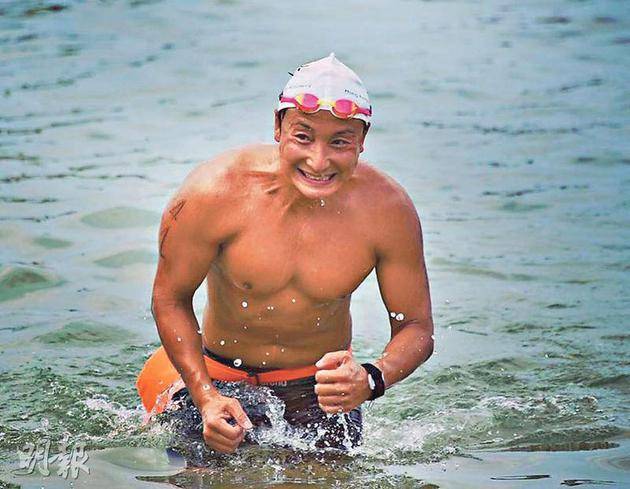 方力申积极参与“香港环岛泳45公里慈善挑战”