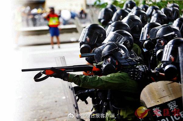 汽油弹威胁生命 香港警协会呼吁实弹还击