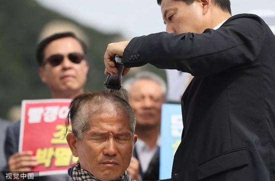9月16日，韩国反对党领袖黄教安在青瓦台门前当众剃光头。/视觉中国