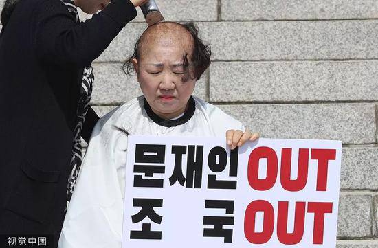 9月11日，2名“自由韩国党”女议员在国会主楼前剃光头。/视觉中国