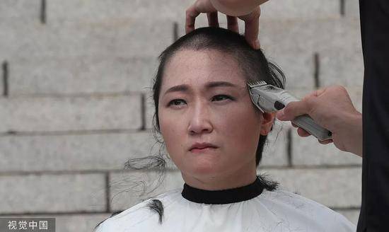 9月10日，1名韩国无党派女议员在国会前剃光头。/视觉中国