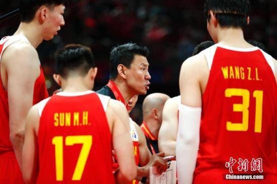 资料图：北京时间2019年9月4日，中国男篮主教练李楠（中）在场边指挥。当日，在北京进行的2019年国际篮联篮球世界杯A组小组赛中，中国队59：72不敌委内瑞拉队。中新社记者富田摄
