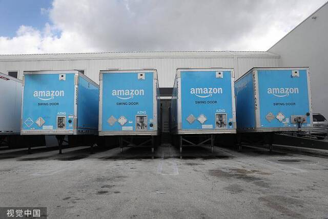 2019年8月7日，美国佛罗里达州劳德代尔堡，联邦快递的车辆正在运输亚马逊的货物图自视觉中国