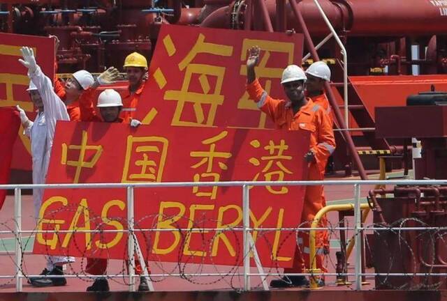 中国香港籍商船“绿宝石号”船员打出感谢海军和祝福祖国的条幅李烈摄影