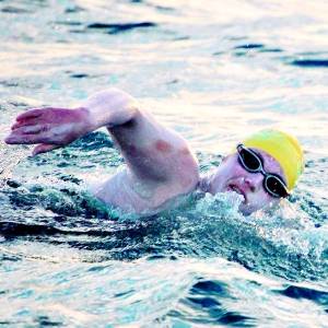 4次横渡英吉利海峡美国抗癌“泳士”创纪录