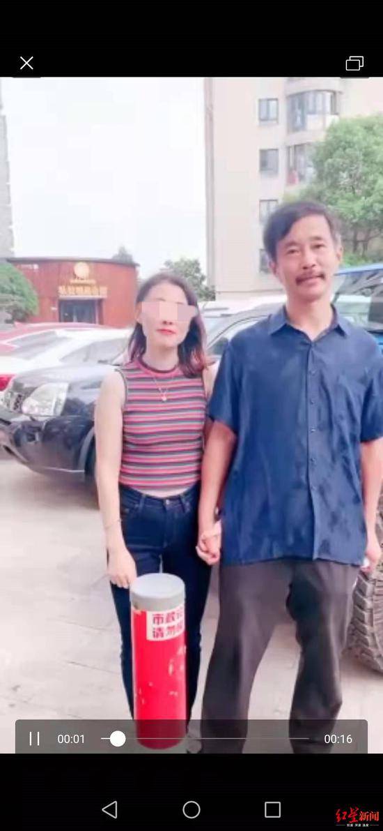 ↑沈巍与一名女子十指相扣合影，被谣传为结婚图据视频截图