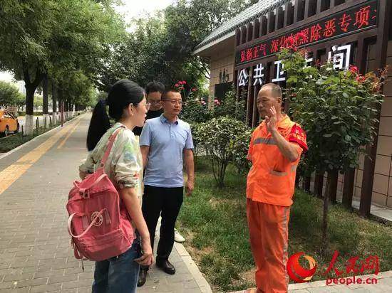 陕西省西安市长安区厕所保洁员向记者讲述公厕的改变。宋子节摄