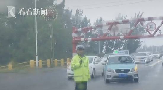 交警中秋冒雨执勤偶遇妻女 一个敬礼获赞20万(图)