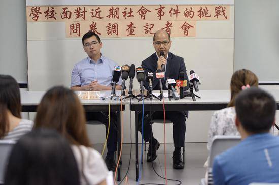 香港教育工作者联会主席黄锦良答记者问。