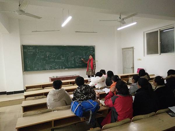 王海燕给藏族学生补课本文图均为受访者供图
