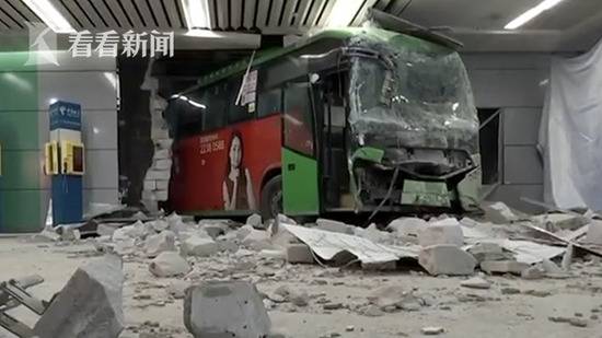 深圳一公交破墙而出惊呆乘客 警方:司机操作失误