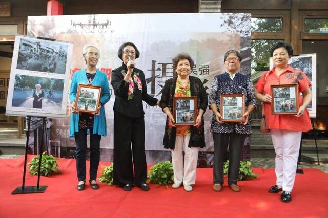 史家胡同博物馆展出70幅老照片，再现18年前胡同生活