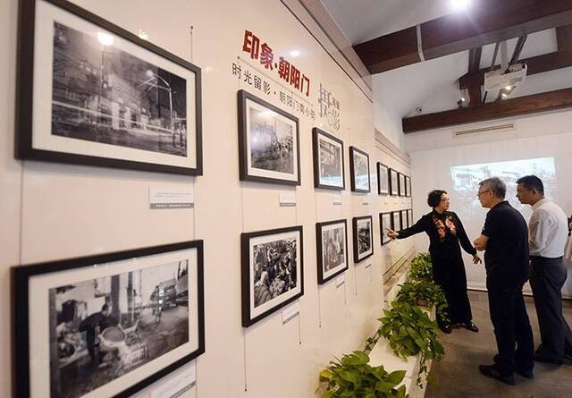 老街坊争睹《朝阳门南小街长卷》留影18年前旧景 组图