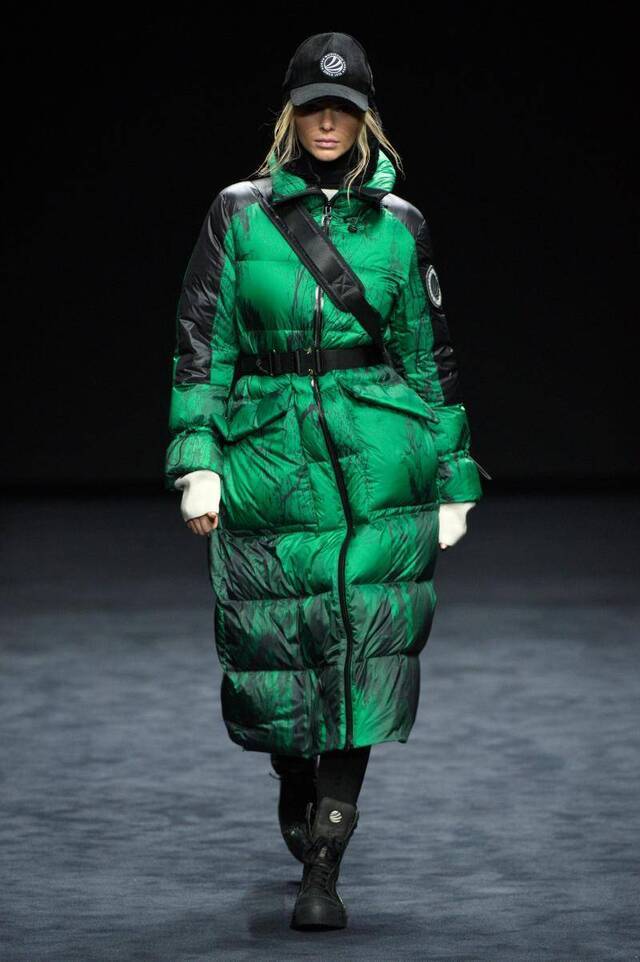 妮可·基德曼助阵，米兰时装周上的“星空羽绒服”有点潮