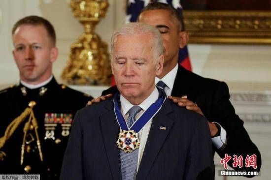 资料图：美国前总统奥巴马给前副总统拜登颁发总统自由勋章。