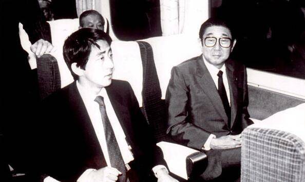 担任秘书的安倍晋三（左）与父亲安倍晋太郎（资料图）