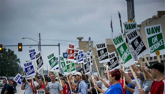 2019年9月16日，美国密歇根州，在通用汽车公司装配厂工作的美国汽车工人联合会（UAW）成员开始罢工。图片来源：视觉中国