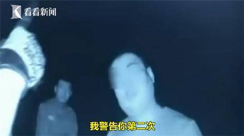 与别人暧昧还打老婆 民警来后他做出更疯狂举动