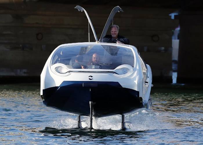 “Seabubbles”航行时产生的浪花极少。